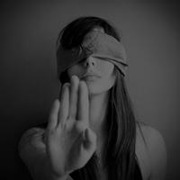 眼角的忧伤 黑白女生qq头像