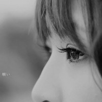 眼角的忧伤 黑白女生qq头像