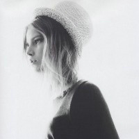 黑白女生qq头像_悲伤的幸福