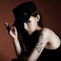 有些爱由冲动开始_意境时尚女生QQ头像