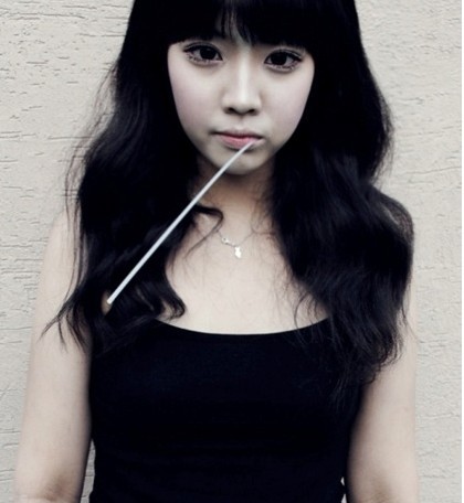 痛苦往往是因为希望破灭_非主流时尚女生QQ空间图片