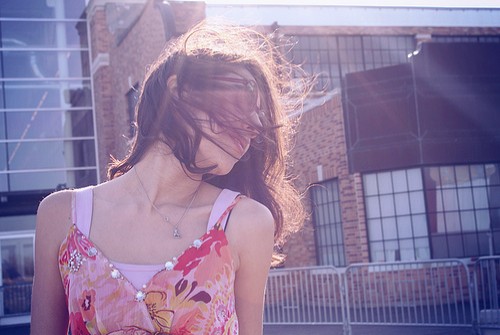 我只能仰视你的容颜_欧美风格阳光女生QQ空间图片素材