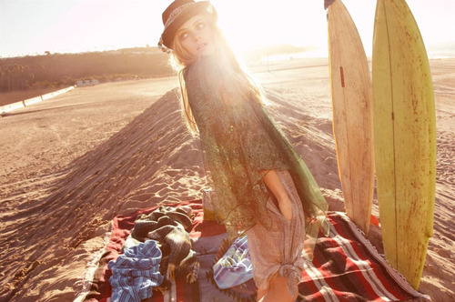 我只能仰视你的容颜_欧美风格阳光女生QQ空间图片素材