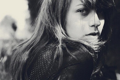 回眸一笑的感动_伤感女生QQ空间意境图片