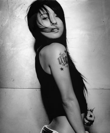 回眸一笑的感动_伤感女生QQ空间意境图片