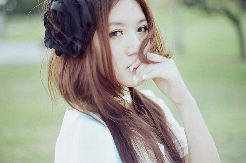 回眸一笑的感动_伤感女生QQ空间意境图片