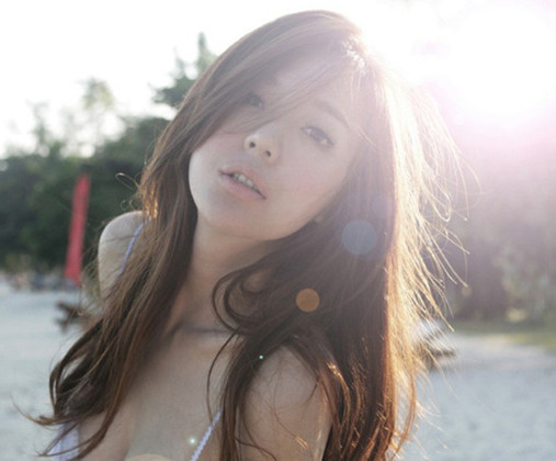 回眸一笑的感动_伤感女生QQ空间意境图片