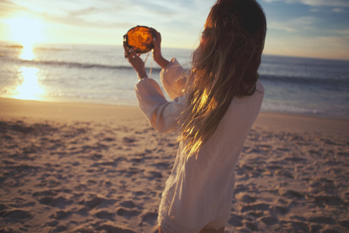 或许只是因为寂寞_野性美QQ空间女生图片素材