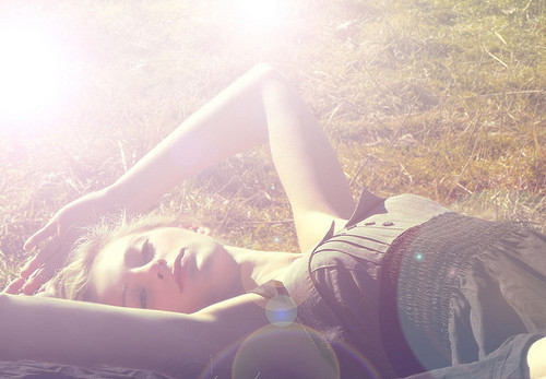 我需要一个安稳的怀抱_甜美女生意境2011QQ空间素材