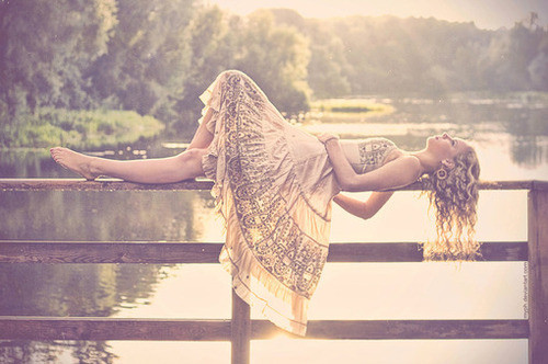 这个世界并不公平_沉溺过去的QQ空间意境女生图片