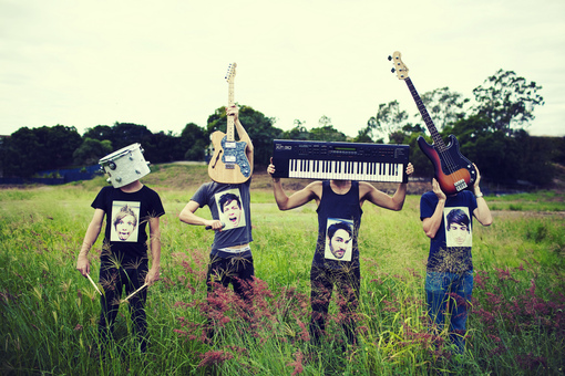 欧美风格的男生空间素材_爱情对我说是奢侈