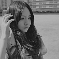 黑白女生QQ头像 我强忍欢笑