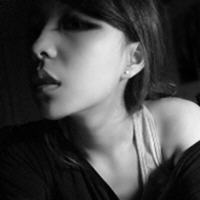 在线对其隐身_孤单的黑白女生头像