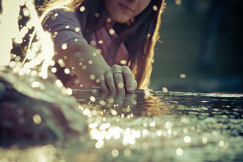 整颗心都在纠结_伤感的意境女生qq空间素材