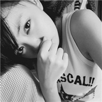 黑白女生QQ头像 逃离你的世界