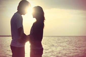 阳光下的爱情_欧美意境情侣QQ空间图片素材