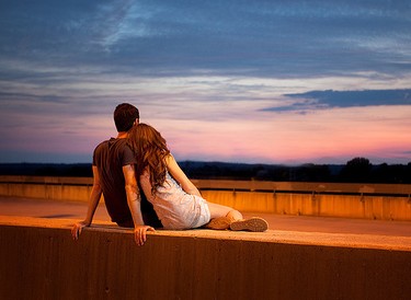 阳光下的爱情_欧美意境情侣QQ空间图片素材