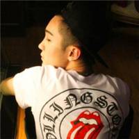 2022潮爆男生很酷的微信头像 别离我太近你会爱上我的