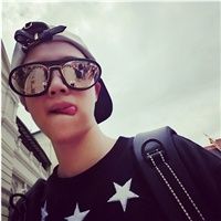 逗比男生微信头像2022 天冷加衣别指望谁给你拥抱