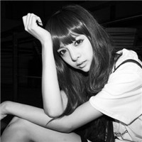 欧美范的黑白女生微信头像 沉默不是代表我的过错