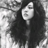 黑白女生微信头像 我强忍欢笑