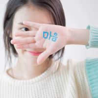 爱笑女生好看的微信头像 情话说给耳朵听眼泪却动容