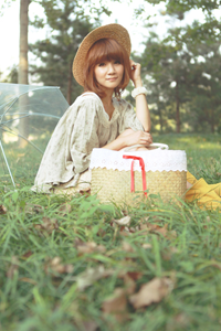 点击图片可在新窗口打开 甜美女生空间素材图片