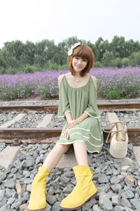 点击图片可在新窗口打开 甜美女生空间素材图片