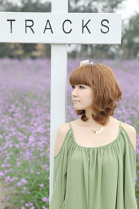 点击图片可在新窗口打开 甜美女生空间素材图片