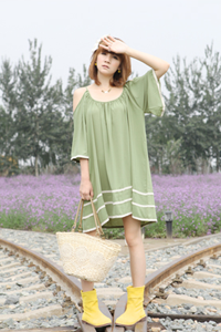 点击图片可在新窗口打开 甜美女生空间素材图片