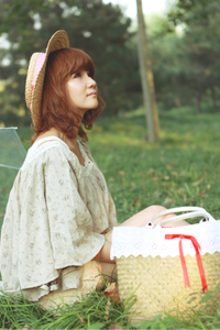 点击图片可在新窗口打开 甜美女生空间素材图片