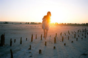 深夜里我寂寞的蜷缩着身体_好看意境的非主流QQ空间素材