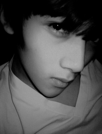 遍体鳞伤的我渴望生存_阳光帅气的非主流男生QQ空间图片