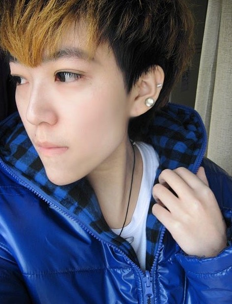 遍体鳞伤的我渴望生存_阳光帅气的非主流男生QQ空间图片