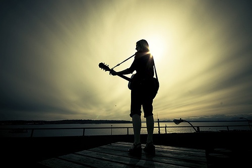 终于明白爱情不只是真心就可以_睡意朦胧的潮流女生QQ空间意境图片