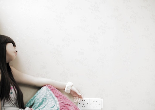 终于明白爱情不只是真心就可以_睡意朦胧的潮流女生QQ空间意境图片