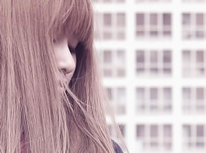 每一天都在想念你_暖色系幸福女生QQ空间唯美图片