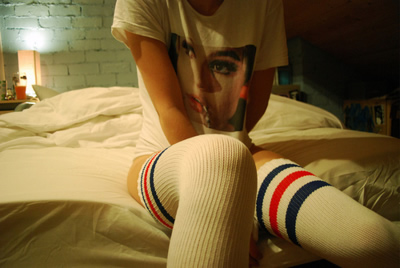 一个人躲在角落里看着世界的悲凉_意境颓废的非主流QQ空间图片素材