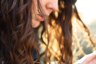 一个人躲在角落里看着世界的悲凉_意境颓废的非主流QQ空间图片素材