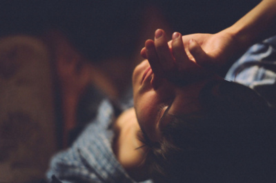 一个人躲在角落里看着世界的悲凉_意境颓废的非主流QQ空间图片素材