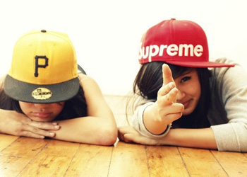 有你的陪伴一定不会孤单_青春定格的姐妹花非主流QQ空间图片素材