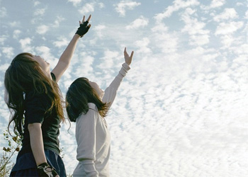 有你的陪伴一定不会孤单_青春定格的姐妹花非主流QQ空间图片素材