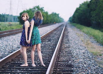 有你的陪伴一定不会孤单_青春定格的姐妹花非主流QQ空间图片素材