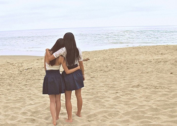 有你的陪伴一定不会孤单_青春定格的姐妹花非主流QQ空间图片素材