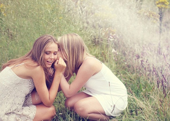 有你的陪伴一定不会孤单_青春定格的姐妹花非主流QQ空间图片素材