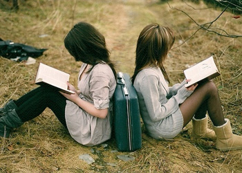 有你的陪伴一定不会孤单_青春定格的姐妹花非主流QQ空间图片素材