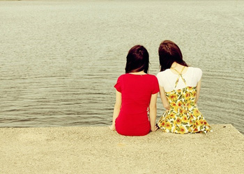 有你的陪伴一定不会孤单_青春定格的姐妹花非主流QQ空间图片素材