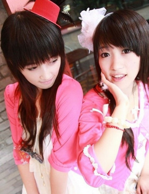 我把自己放在最卑微的角落_可爱双胞胎姐妹花QQ空间图片素材