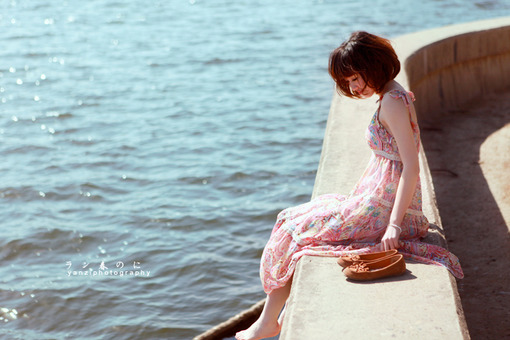 爱要不要一个承诺,爱是错过痛过的伤。