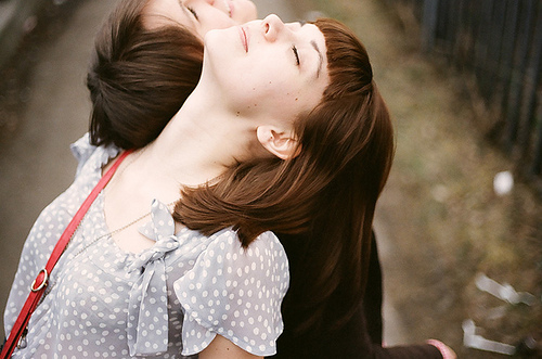 我要的仅仅只是一个肩膀_浪漫唯美的非主流欧美热恋情侣QQ空间图片素材